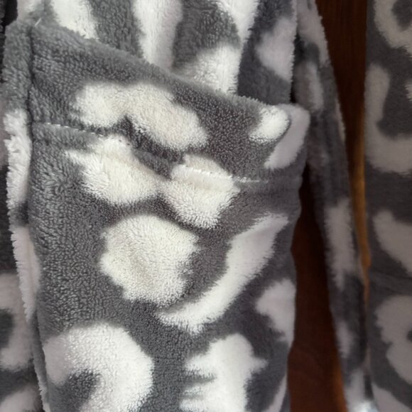 Warm, comfy women's robe with pockets and belt. Gently worn. - Picture 3 of 5